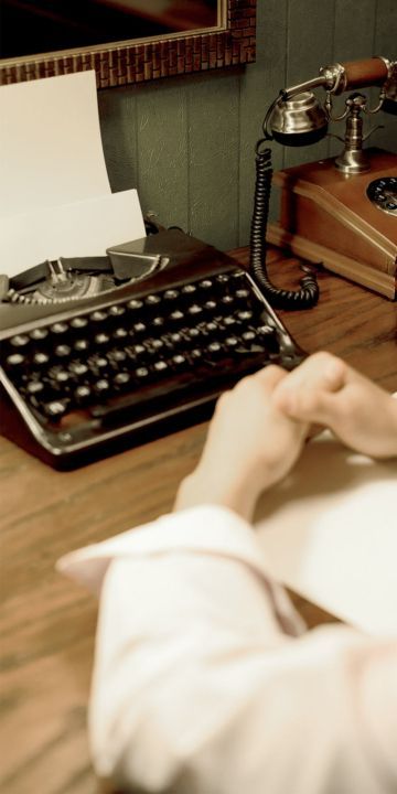 scrivania con macchina da scrivere