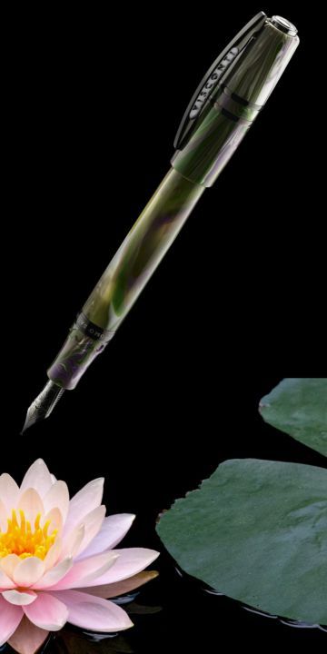 Penna stilografica Homo Sapiens Lotus Garden sospesa sopra ad un fiore di loto su sfondo nero