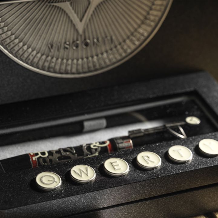 Penna stilografica nera Qwerty dentro il suo box a forma di macchina da scrivere