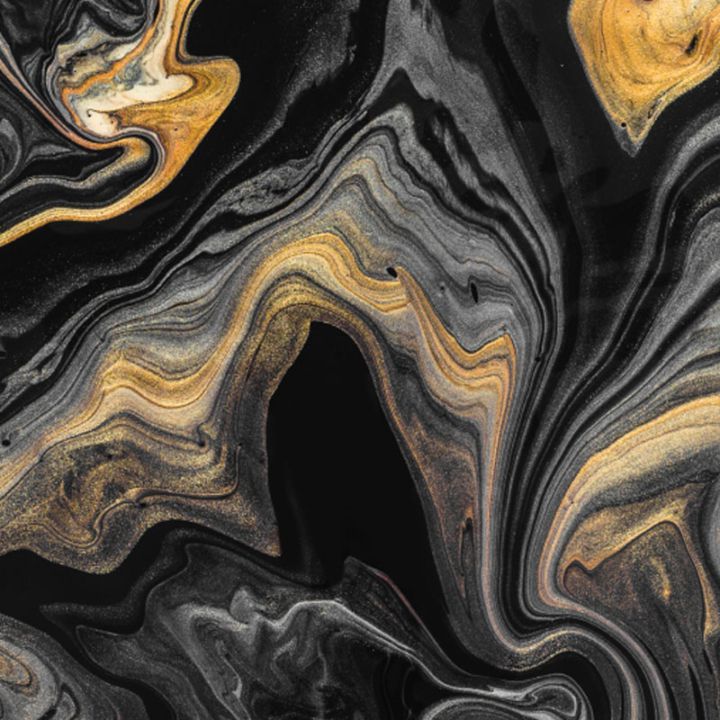 close up marmo nero con venature dorate