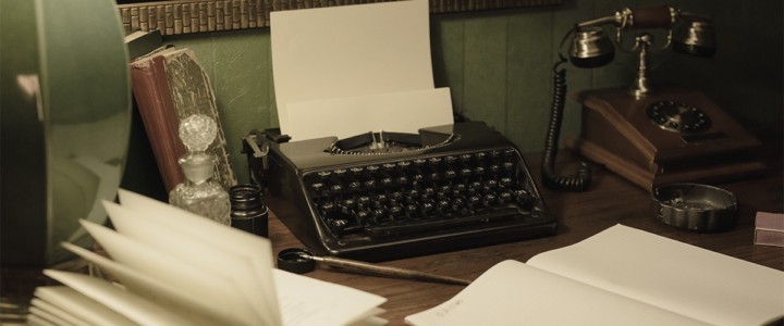 scrivania con machina da scrivere