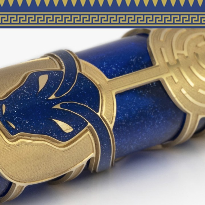 close up del Minotauro blu e oro della penna roller Dedalus