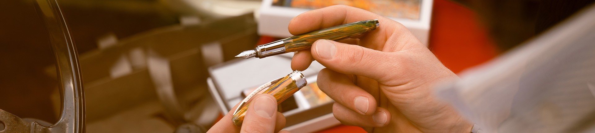 Una mano che regge una penna stilografica da collezione