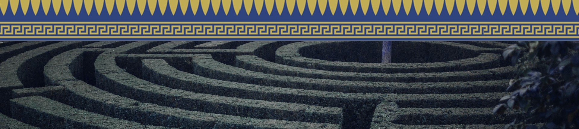labirinto decorato con un fregio greco blu e oro