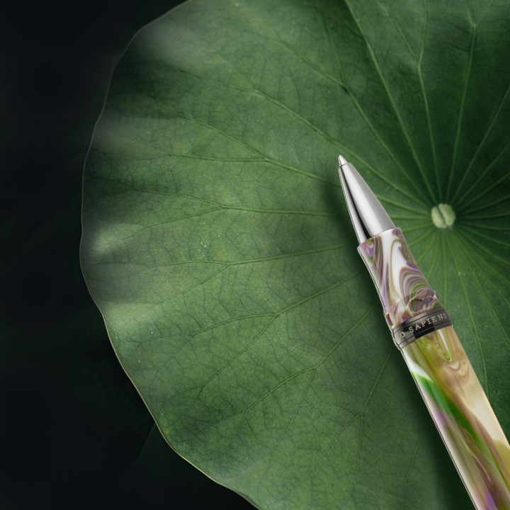 Penna roller Homo Sapiens Lotus Garden dall'alto appoggiata su foglia si loto.