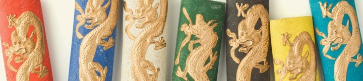 Bastoncini di inchiostri di china colorati con draghi dorati