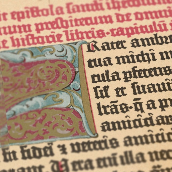 Close up di codice miniato medievale su pergamena ingiallita