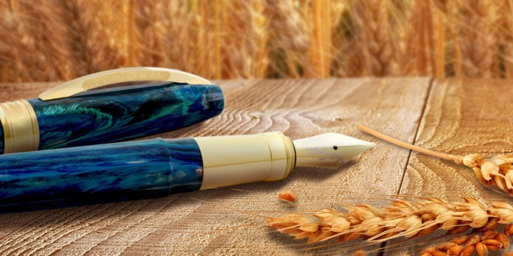Penna Van Gogh Wheatfield with Crows Visconti su tavolo di legno con spighe di grano