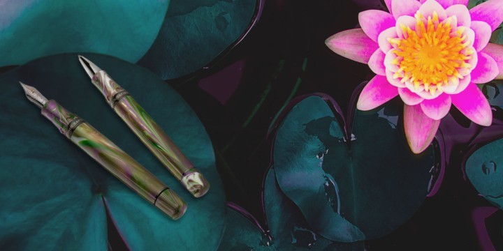 Penne Homo Sapiens Lotus Garden in versione stilografica e roller Visconti su foglie di loto.