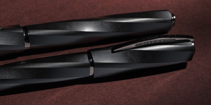 Due penne Divina Matte nere Visconti su sfondo rosso scuro