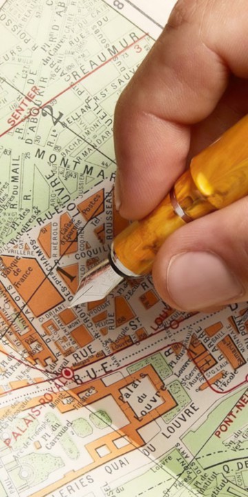 Penna stilografica Visconti sopra mappa di Parigi