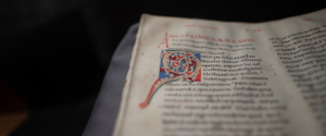 Close up di un manoscritto miniato antico.