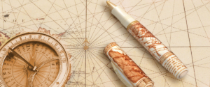 Penne roller e cappuccio Amerigo Vespucci Visconti su antica mappa di navigazione con bussola