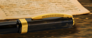 cappuccio penna Opera Gold in nero e oro Visconti davanti a spartito musicale